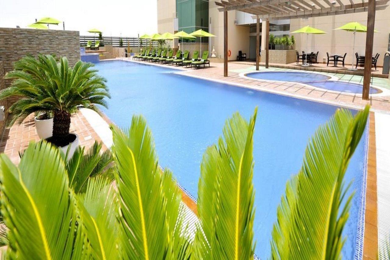 Fraser Suites Seef Bahrain Μανάμα Ανέσεις φωτογραφία The swimming pool at the hotel