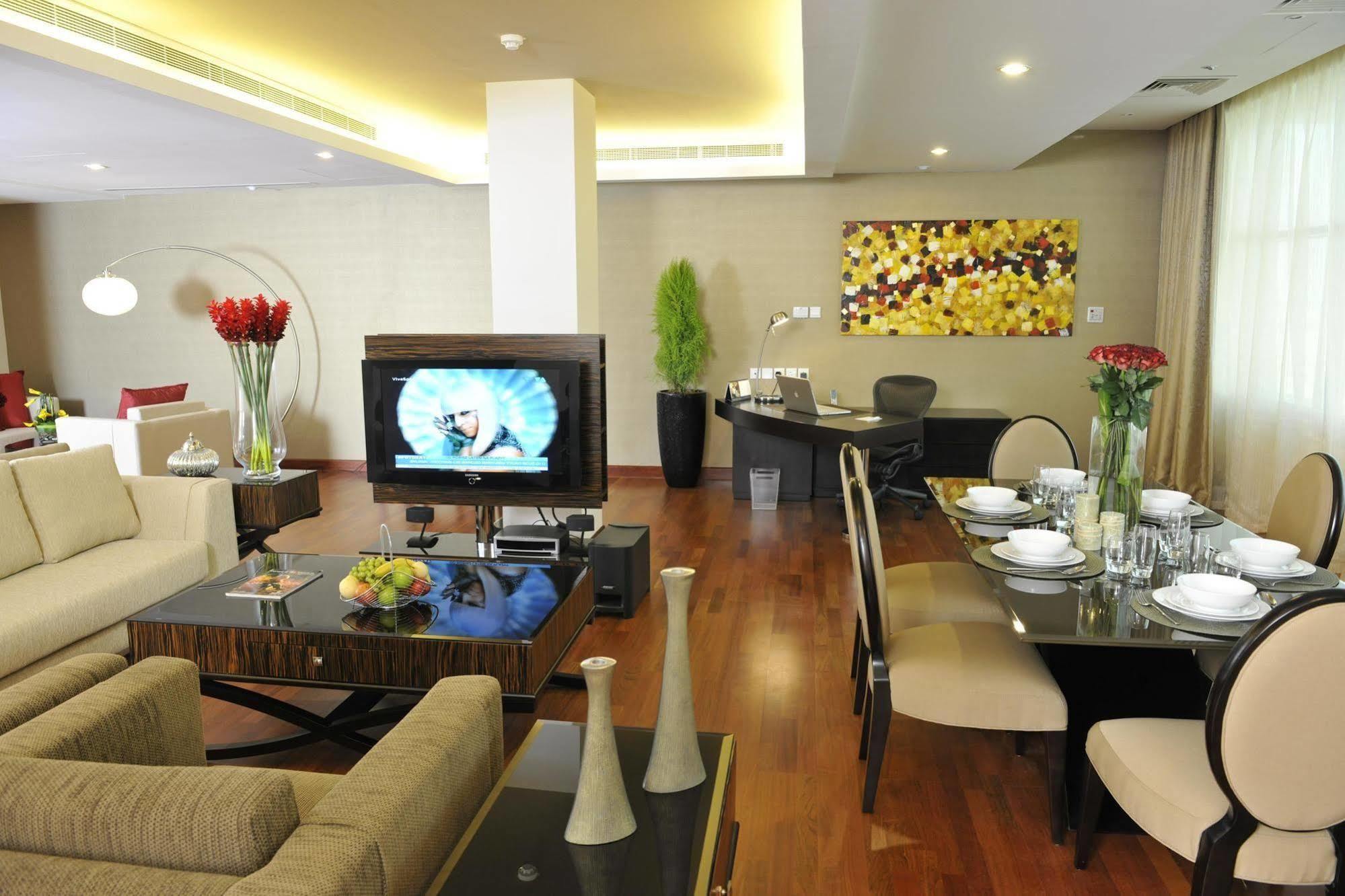 Fraser Suites Seef Bahrain Μανάμα Εστιατόριο φωτογραφία A living room in a serviced apartment in Kuala Lumpur, Malaysia